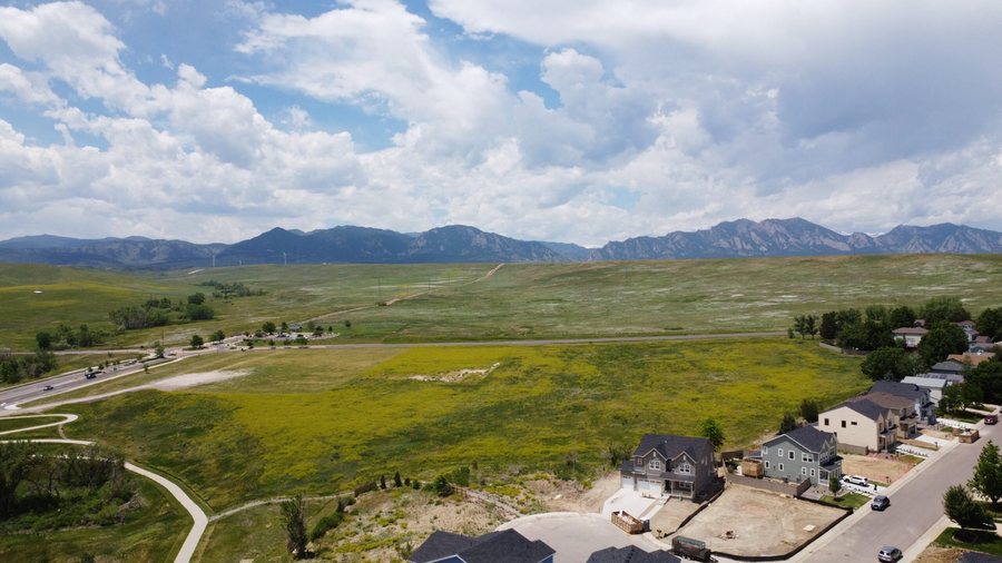 Aerial view of the 2457 Ajax Court lot in the Rock Creek neighbourhood of Superior, Colorado
